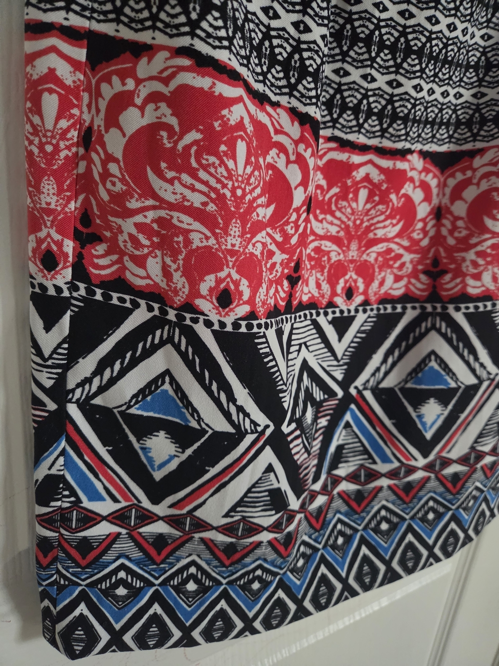 Sleeveless Black and Coral Patterned Shift Dress - Picture 7 of 9